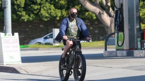 七十八岁硬汉风采依旧：施瓦辛格街头骑行诠释不老传奇