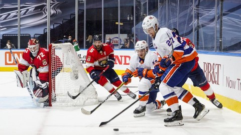 NHL季后赛宿敌对决：纽约岛人惨遭美洲豹大逆转，季后赛希望蒙阴影